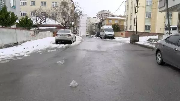 Park halindeyken kayan otomobili böyle durdurmaya çalıştılar Park halindeyken kayan otomobili böyle durdurmaya çalıştılar
