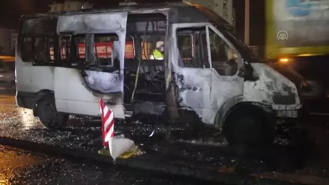 Polisleri taşıyan servis minibüsünde çıkan yangın söndürüldü Polisleri taşıyan servis minibüsünde çıkan yangın söndürüldü