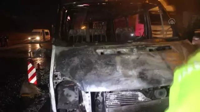Polisleri taşıyan servis minibüsünde çıkan yangın söndürüldü Polisleri taşıyan servis minibüsünde çıkan yangın söndürüldü