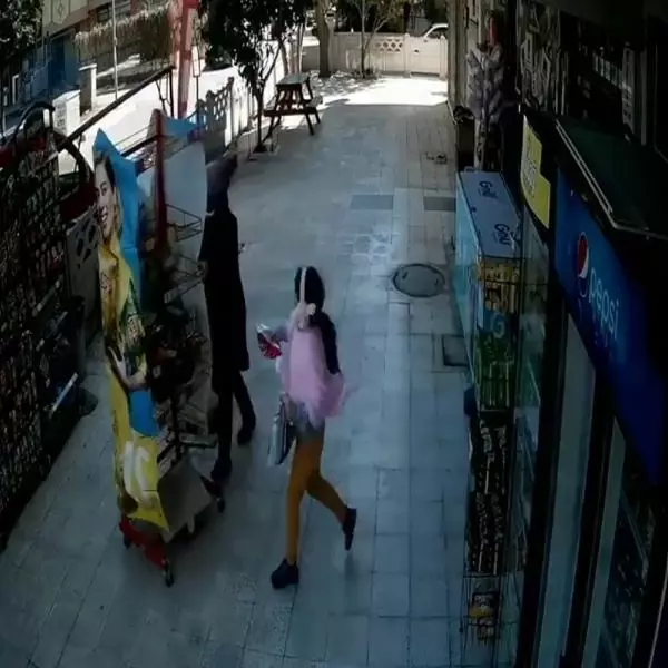 Rüzgar marketin önündeki cips standını sürükledi Rüzgar marketin önündeki cips standını sürükledi