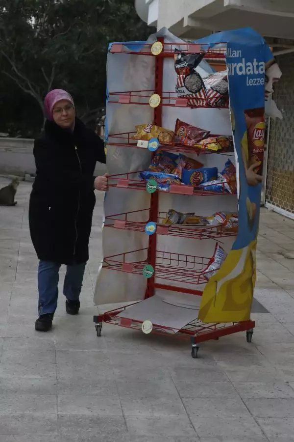 Rüzgar marketin önündeki cips standını sürükledi Rüzgar marketin önündeki cips standını sürükledi