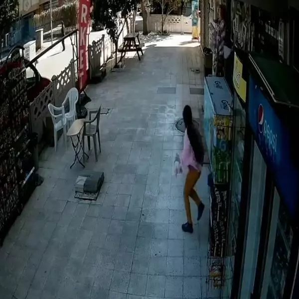Rüzgar marketin önündeki cips standını sürükledi Rüzgar marketin önündeki cips standını sürükledi