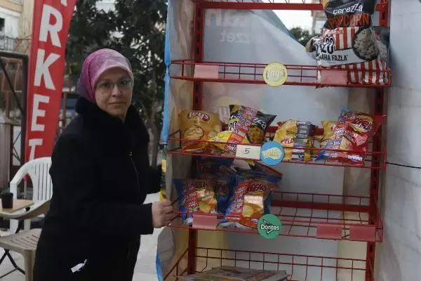 Rüzgar marketin önündeki cips standını sürükledi Rüzgar marketin önündeki cips standını sürükledi