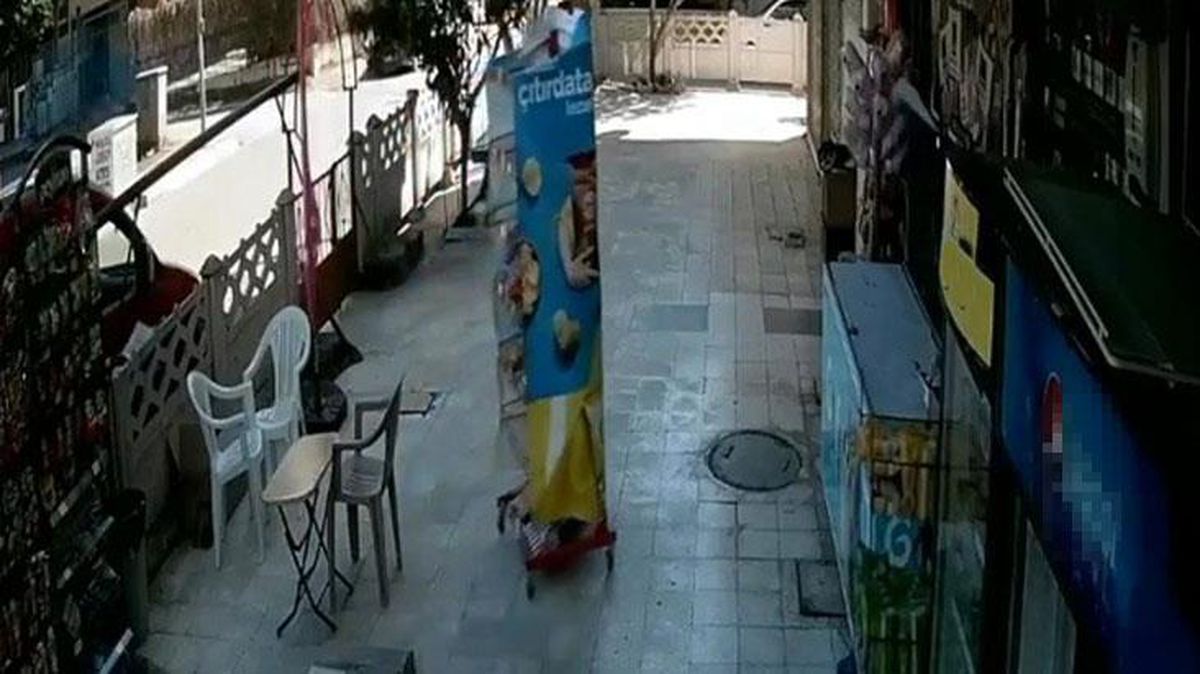 Rüzgarda sürüklenen cips standını yakalamak için peşinden koşanların görüntüleri gülümsetti