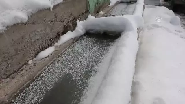 Sıcaklığın eksi 12 dereceye düştüğü Mudurnu'da dev buz sarkıtları oluştu Sıcaklığın eksi 12 dereceye düştüğü Mudurnu'da dev buz sarkıtları oluştu