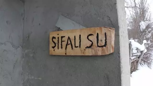 Sıcaklığın eksi 12 dereceye düştüğü Mudurnu'da dev buz sarkıtları oluştu Sıcaklığın eksi 12 dereceye düştüğü Mudurnu'da dev buz sarkıtları oluştu