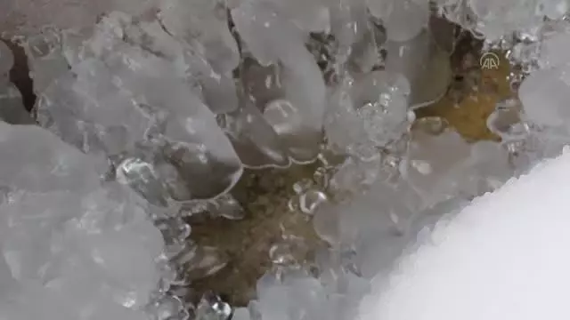 Sıcaklığın eksi 12 dereceye düştüğü Mudurnu'da dev buz sarkıtları oluştu Sıcaklığın eksi 12 dereceye düştüğü Mudurnu'da dev buz sarkıtları oluştu