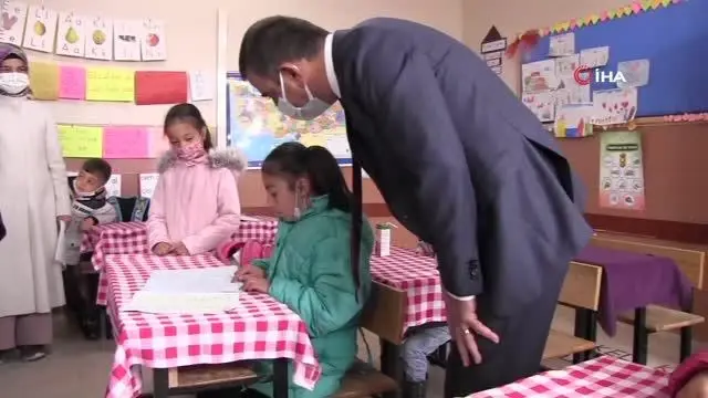 Siirt Valisi Hacıbektaşoğlu, köy okullarında öğrencilerle buluştu Siirt Valisi Hacıbektaşoğlu, köy okullarında öğrencilerle buluştu