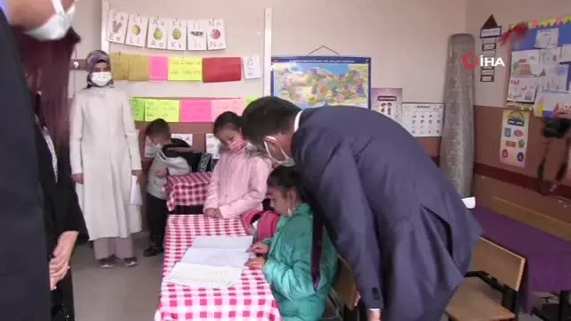 Siirt Valisi Hacıbektaşoğlu, köy okullarında öğrencilerle buluştu Siirt Valisi Hacıbektaşoğlu, köy okullarında öğrencilerle buluştu