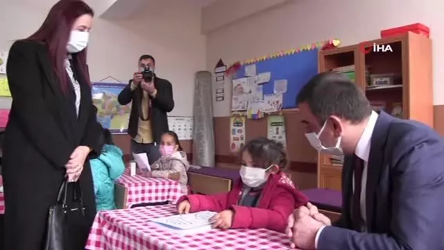 Siirt Valisi Hacıbektaşoğlu, köy okullarında öğrencilerle buluştu Siirt Valisi Hacıbektaşoğlu, köy okullarında öğrencilerle buluştu