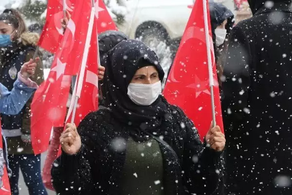 Şırnaklı kadınlar, HDP önündeki eylemine 24'üncü haftada yoğun karda devam etti Şırnaklı kadınlar, HDP önündeki eylemine 24'üncü haftada yoğun karda devam etti