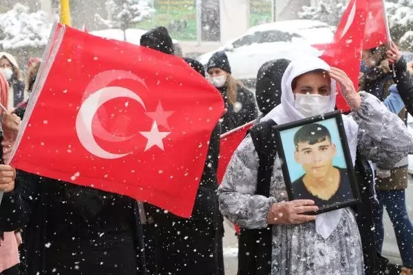 Şırnaklı kadınlar, HDP önündeki eylemine 24'üncü haftada yoğun karda devam etti Şırnaklı kadınlar, HDP önündeki eylemine 24'üncü haftada yoğun karda devam etti