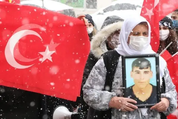 Şırnaklı kadınlar, HDP önündeki eylemine 24'üncü haftada yoğun karda devam etti Şırnaklı kadınlar, HDP önündeki eylemine 24'üncü haftada yoğun karda devam etti