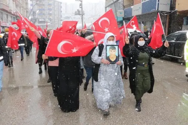 Şırnaklı kadınlar, HDP önündeki eylemine 24'üncü haftada yoğun karda devam etti Şırnaklı kadınlar, HDP önündeki eylemine 24'üncü haftada yoğun karda devam etti