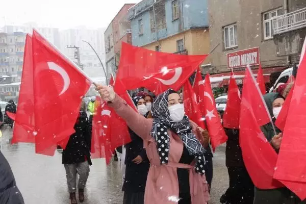 Şırnaklı kadınlar, HDP önündeki eylemine 24'üncü haftada yoğun karda devam etti Şırnaklı kadınlar, HDP önündeki eylemine 24'üncü haftada yoğun karda devam etti