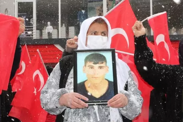 Şırnaklı kadınlar, HDP önündeki eylemine 24'üncü haftada yoğun karda devam etti Şırnaklı kadınlar, HDP önündeki eylemine 24'üncü haftada yoğun karda devam etti