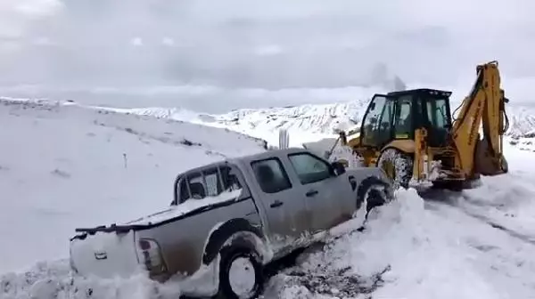 YOLDA KALAN ÇEDAŞ EKİPLERİ KURTARILDI YOLDA KALAN ÇEDAŞ EKİPLERİ KURTARILDI