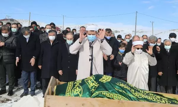 Sivas Valisi Ayhan, babasını kendi kıldırdığı namazla son yolculuğa uğurladı Sivas Valisi Ayhan, babasını kendi kıldırdığı namazla son yolculuğa uğurladı