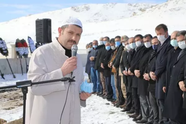 Sivas Valisi Ayhan, babasını kendi kıldırdığı namazla son yolculuğa uğurladı Sivas Valisi Ayhan, babasını kendi kıldırdığı namazla son yolculuğa uğurladı