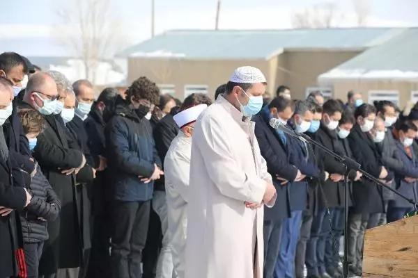 Sivas Valisi Ayhan, babasını kendi kıldırdığı namazla son yolculuğa uğurladı Sivas Valisi Ayhan, babasını kendi kıldırdığı namazla son yolculuğa uğurladı