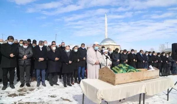 Sivas Valisi Ayhan, babasını kendi kıldırdığı namazla son yolculuğa uğurladı Sivas Valisi Ayhan, babasını kendi kıldırdığı namazla son yolculuğa uğurladı