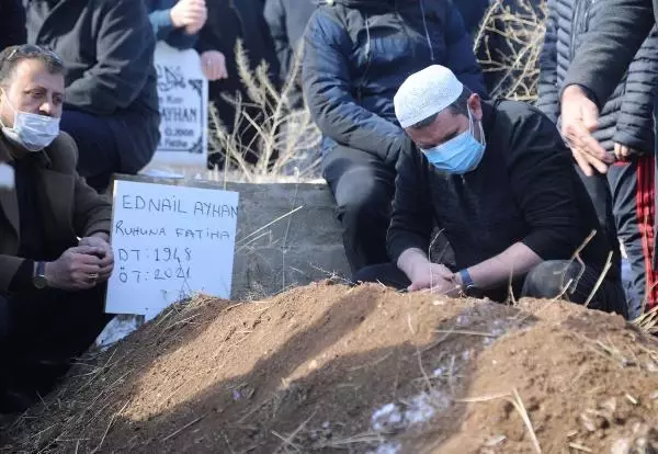 Sivas Valisi Ayhan, babasını kendi kıldırdığı namazla son yolculuğa uğurladı Sivas Valisi Ayhan, babasını kendi kıldırdığı namazla son yolculuğa uğurladı