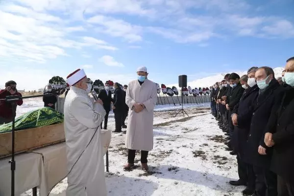 Sivas Valisi Ayhan, babasını kendi kıldırdığı namazla son yolculuğa uğurladı Sivas Valisi Ayhan, babasını kendi kıldırdığı namazla son yolculuğa uğurladı
