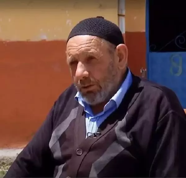 Sivas Valisi Ayhan, babasını kendi kıldırdığı namazla son yolculuğa uğurladı Sivas Valisi Ayhan, babasını kendi kıldırdığı namazla son yolculuğa uğurladı
