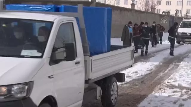 Soğuktan etkilenen hayvanlar için sokaklara kulübeler yerleştirildi Soğuktan etkilenen hayvanlar için sokaklara kulübeler yerleştirildi