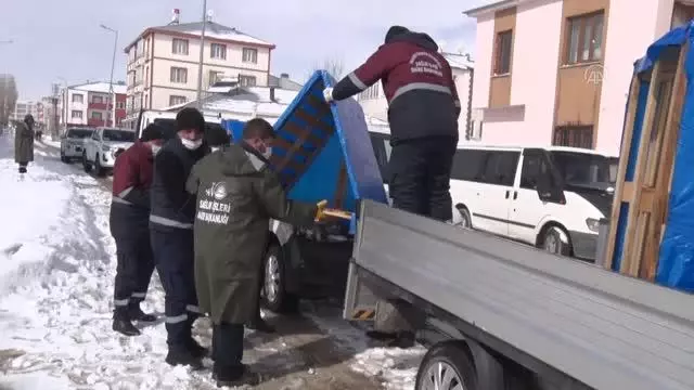 Soğuktan etkilenen hayvanlar için sokaklara kulübeler yerleştirildi Soğuktan etkilenen hayvanlar için sokaklara kulübeler yerleştirildi