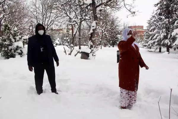 Somalili doktor ve ailesinin Bolu'da kar keyfi Somalili doktor ve ailesinin Bolu'da kar keyfi