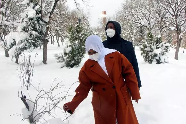 Somalili doktor ve ailesinin Bolu'da kar keyfi Somalili doktor ve ailesinin Bolu'da kar keyfi