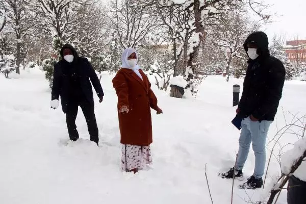 Somalili doktor ve ailesinin Bolu'da kar keyfi Somalili doktor ve ailesinin Bolu'da kar keyfi