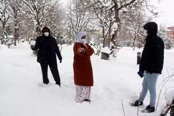 Somalili doktor ve ailesinin Bolu'da kar keyfi Somalili doktor ve ailesinin Bolu'da kar keyfi
