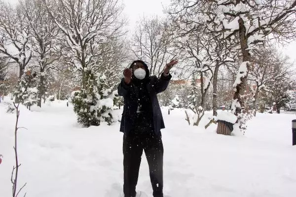 Somalili doktor ve ailesinin Bolu'da kar keyfi Somalili doktor ve ailesinin Bolu'da kar keyfi