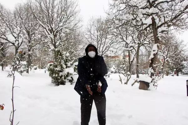 Somalili doktor ve ailesinin Bolu'da kar keyfi Somalili doktor ve ailesinin Bolu'da kar keyfi
