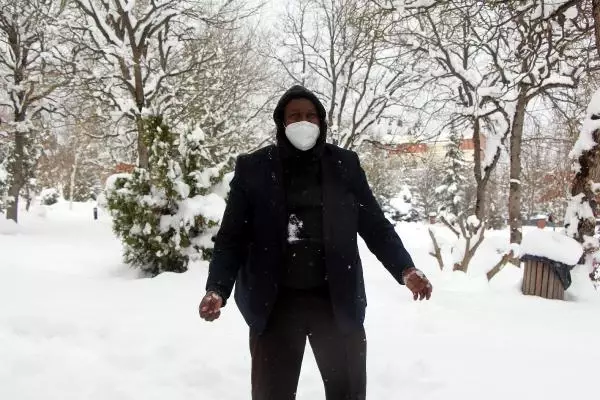 Somalili doktor ve ailesinin Bolu'da kar keyfi Somalili doktor ve ailesinin Bolu'da kar keyfi