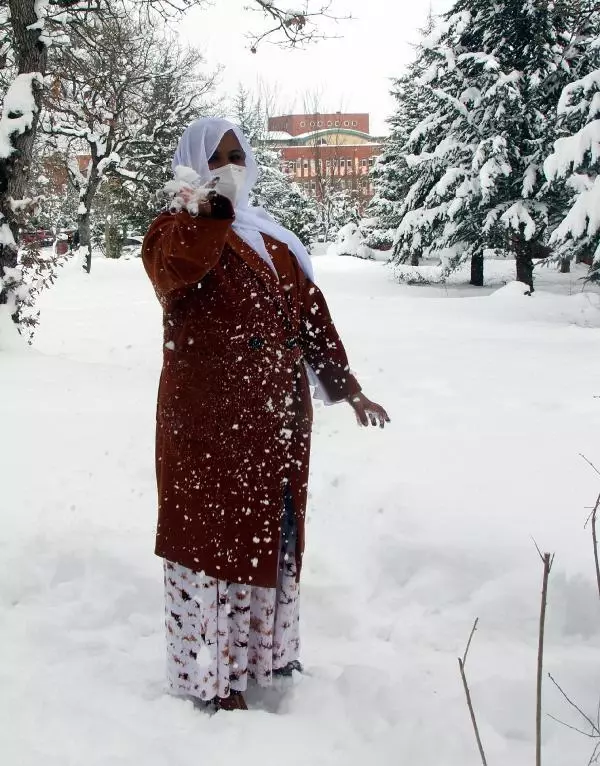Somalili doktor ve ailesinin Bolu'da kar keyfi Somalili doktor ve ailesinin Bolu'da kar keyfi