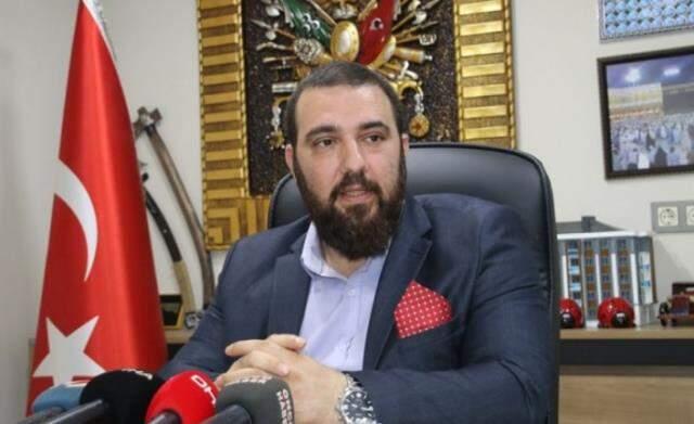 Sultanahmet'e çakarlı araçla gelen 2. Abdülhamid'in torunu 'Yolun yolumuzdur şehzadem' sloganlarıyla karşılandı Sultanahmet'e çakarlı araçla gelen 2. Abdülhamid'in torunu 'Yolun yolumuzdur şehzadem' sloganlarıyla karşılandı