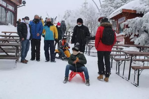 Tatilciler kayak pistlerinin keyfini çıkardı Tatilciler kayak pistlerinin keyfini çıkardı