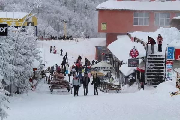 Tatilciler kayak pistlerinin keyfini çıkardı Tatilciler kayak pistlerinin keyfini çıkardı