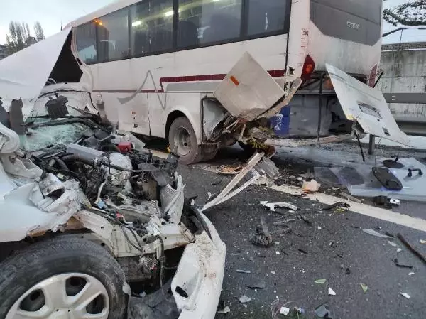 Son dakika haber... TEM'de trafiği kilitleyen kaza Son dakika haber... TEM'de trafiği kilitleyen kaza
