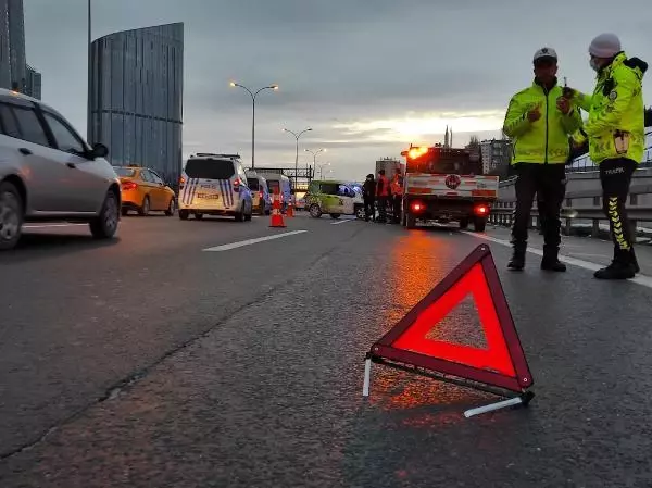 Son dakika haber... TEM'de trafiği kilitleyen kaza Son dakika haber... TEM'de trafiği kilitleyen kaza