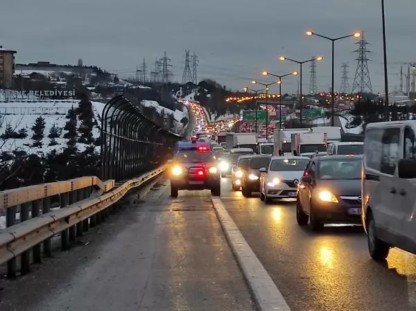 Son dakika haber... TEM'de trafiği kilitleyen kaza Son dakika haber... TEM'de trafiği kilitleyen kaza