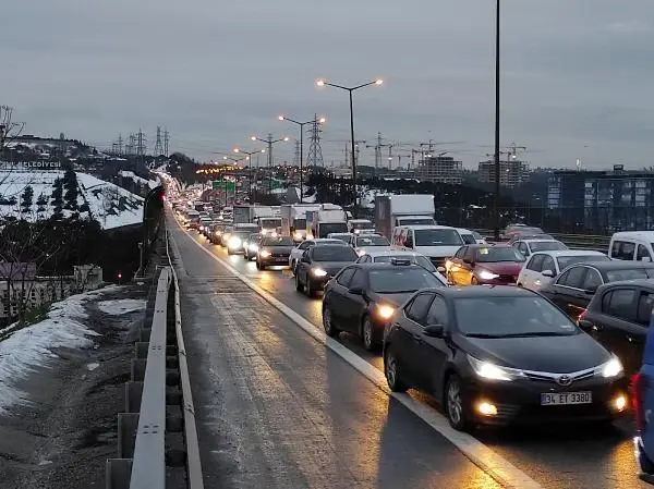 Son dakika haber... TEM'de trafiği kilitleyen kaza Son dakika haber... TEM'de trafiği kilitleyen kaza