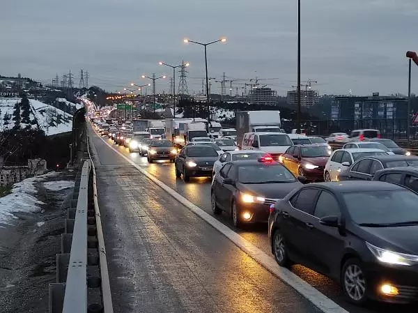 Son dakika haber... TEM'de trafiği kilitleyen kaza Son dakika haber... TEM'de trafiği kilitleyen kaza