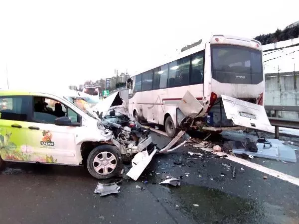 Son dakika haber... TEM'de trafiği kilitleyen kaza Son dakika haber... TEM'de trafiği kilitleyen kaza