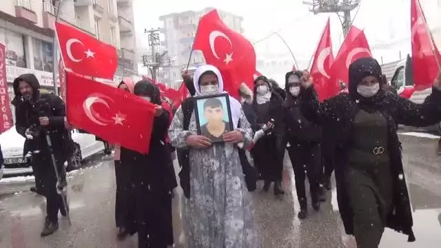 Terör mağduru aileler HDP İl Başkanlığı önünde eylem yaptı Terör mağduru aileler HDP İl Başkanlığı önünde eylem yaptı