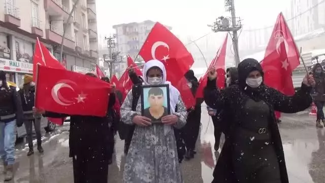 Terör mağduru aileler HDP İl Başkanlığı önünde eylem yaptı Terör mağduru aileler HDP İl Başkanlığı önünde eylem yaptı