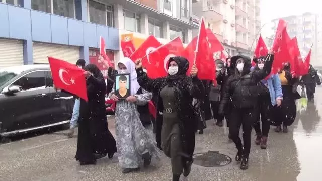 Terör mağduru aileler HDP İl Başkanlığı önünde eylem yaptı Terör mağduru aileler HDP İl Başkanlığı önünde eylem yaptı